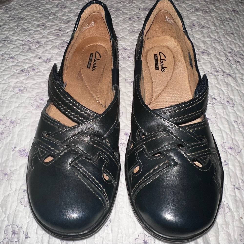New without Box Clarks Evianna  Womens Size 7M Leather Flats Navy